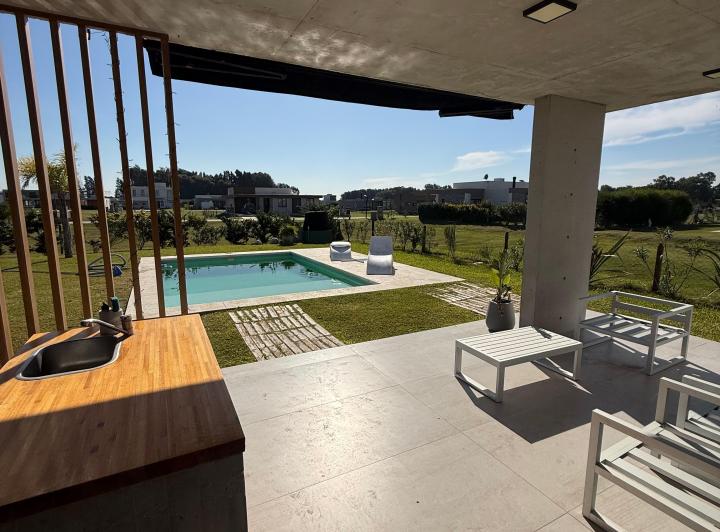 Casa · 90m² · 3 Ambientes · 4 Cocheras