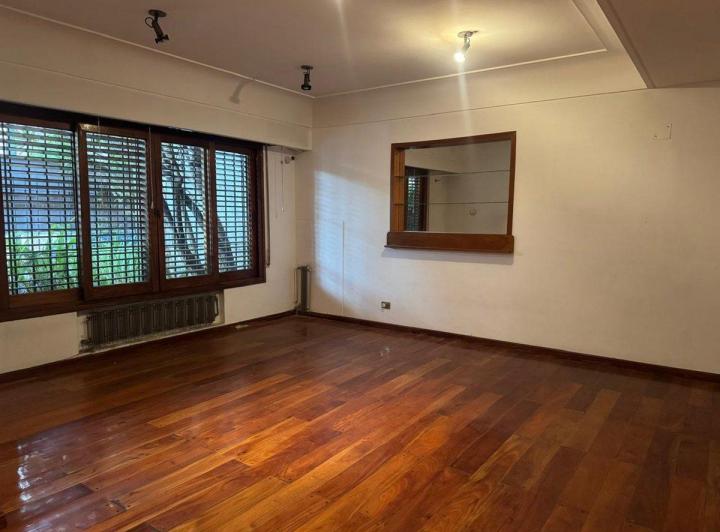 Casa · 210m² · 5 Ambientes · 2 Cocheras