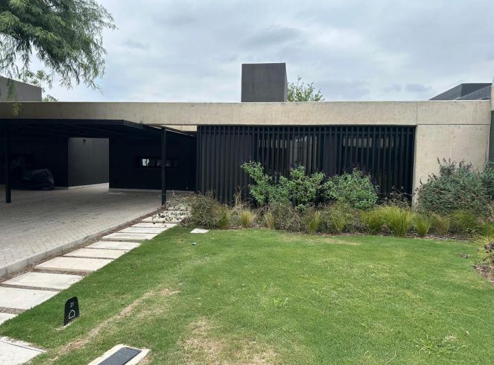 Casa · 210m² · 4 Ambientes · 2 Cocheras