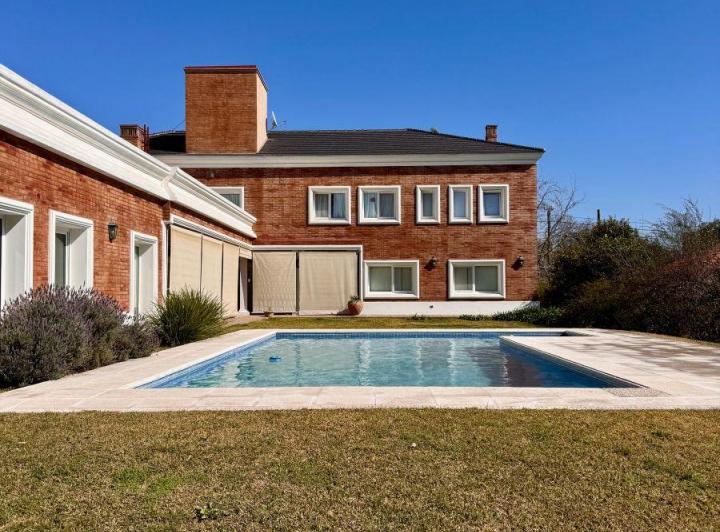 Casa · 638m² · 9 Ambientes · 4 Cocheras