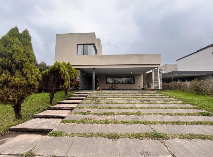 Casa · 240m² · 5 Ambientes · 2 Cocheras