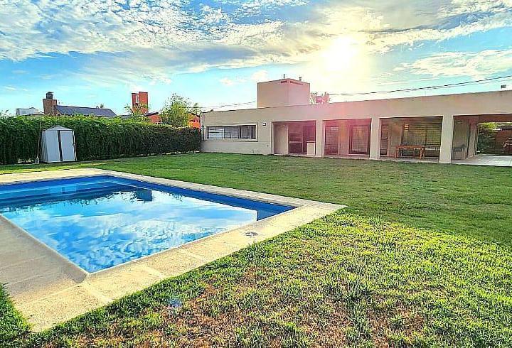 Casa · 200m² · 5 Ambientes · 2 Cocheras