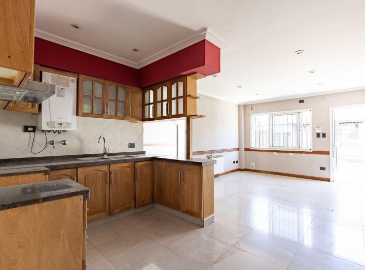 Casa · 140m² · 6 Ambientes · 4 Cocheras