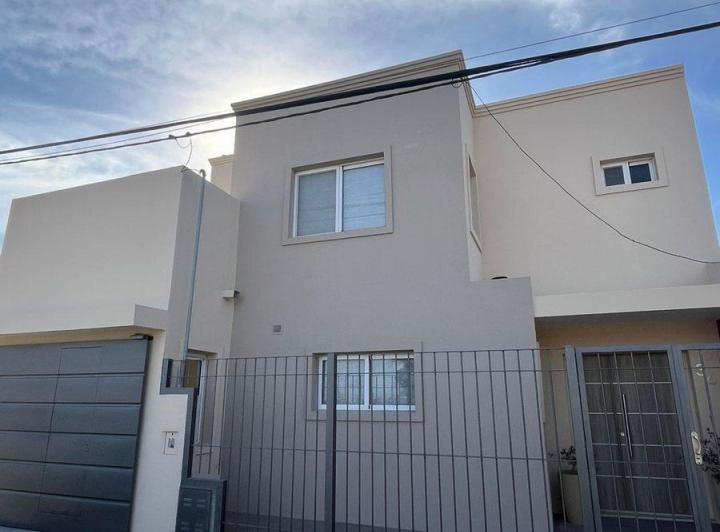 Casa · 190m² · 8 Ambientes · 1 Cochera
