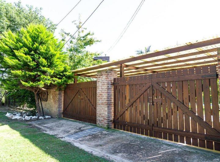 Casa · 221m² · 6 Ambientes · 2 Cocheras