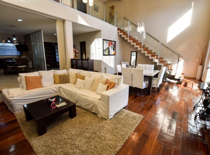 Casa · 280m² · 6 Ambientes · 1 Cochera