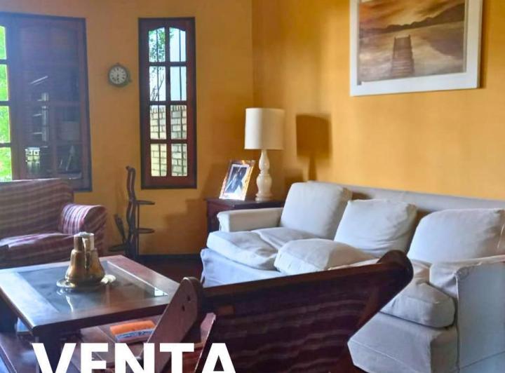 Casa · 294m² · 6 Ambientes · 2 Cocheras