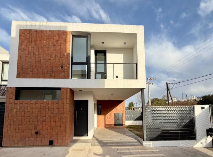 Casa · 94m² · 3 Ambientes · 1 Cochera