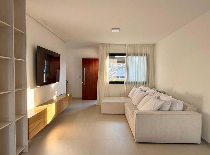 Casa · 180m² · 6 Ambientes · 2 Cocheras