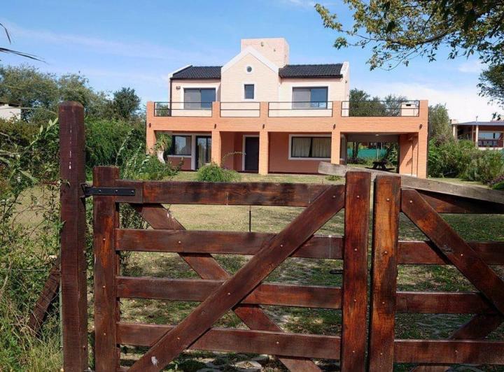 Casa · 220m² · 7 Ambientes · 3 Cocheras