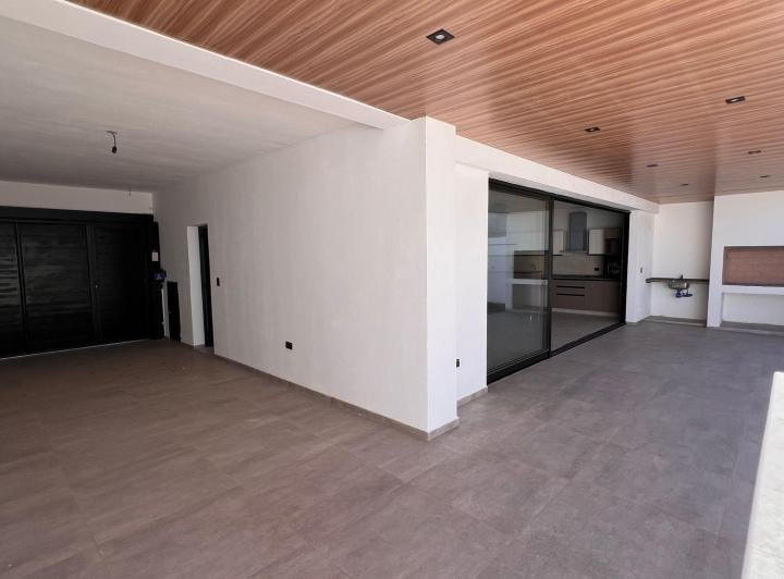 Casa · 171m² · 5 Ambientes · 2 Cocheras