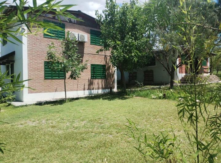 Casa · 300m² · 8 Ambientes · 4 Cocheras