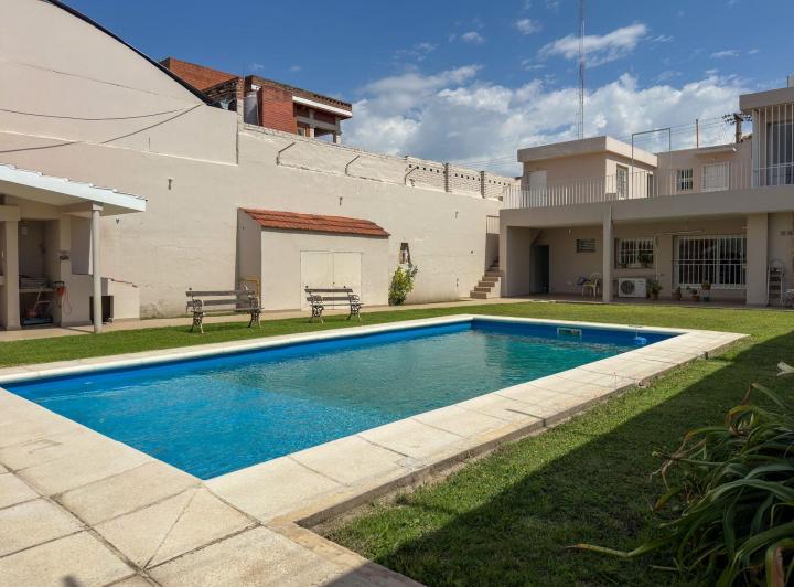 Casa · 537m² · 8 Ambientes · 3 Cocheras