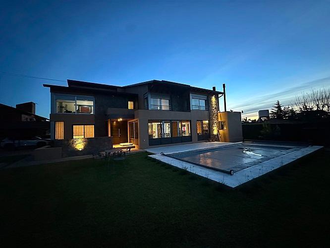 Casa · 593m² · 4 Dormitorios · 2 Cocheras