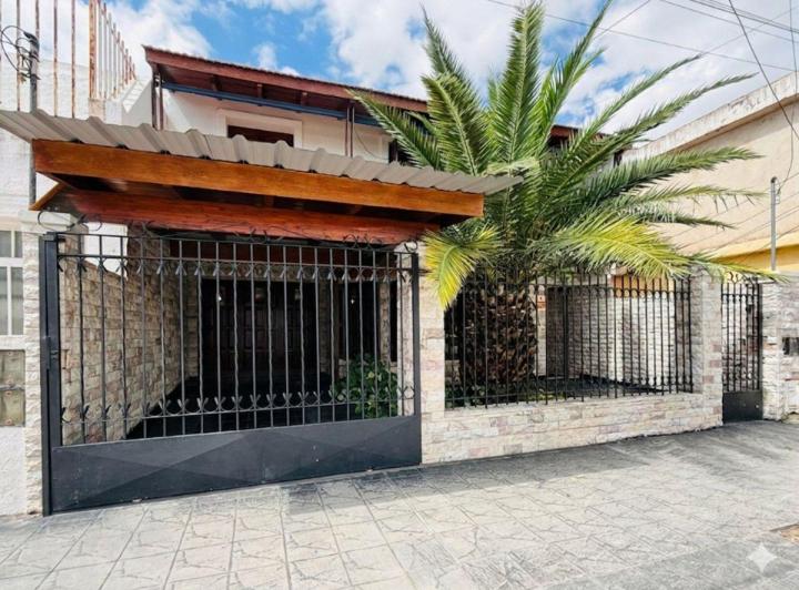 Casa · 231m² · 8 Ambientes · 1 Cochera