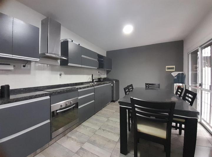 Casa · 214m² · 6 Ambientes · 1 Cochera