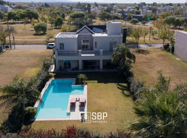 Casa · 300m² · 7 Ambientes · 2 Cocheras