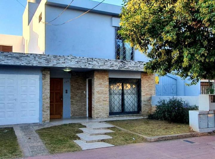 Casa · 239m² · 8 Ambientes · 1 Cochera