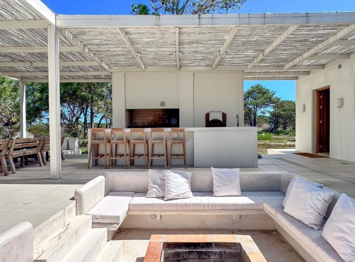 Casa · 2320m² · 7 Ambientes · 5 Cocheras