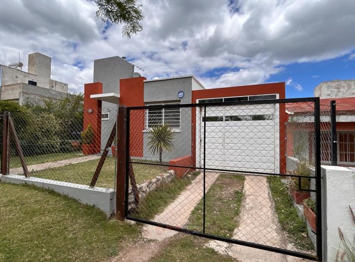 Casa · 300m² · 3 Dormitorios · 2 Cocheras