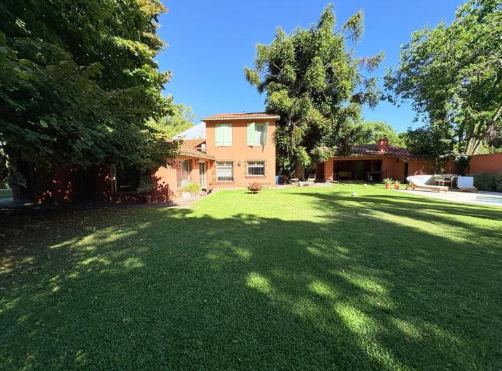 Casa · 362m² · 6 Ambientes · 3 Cocheras