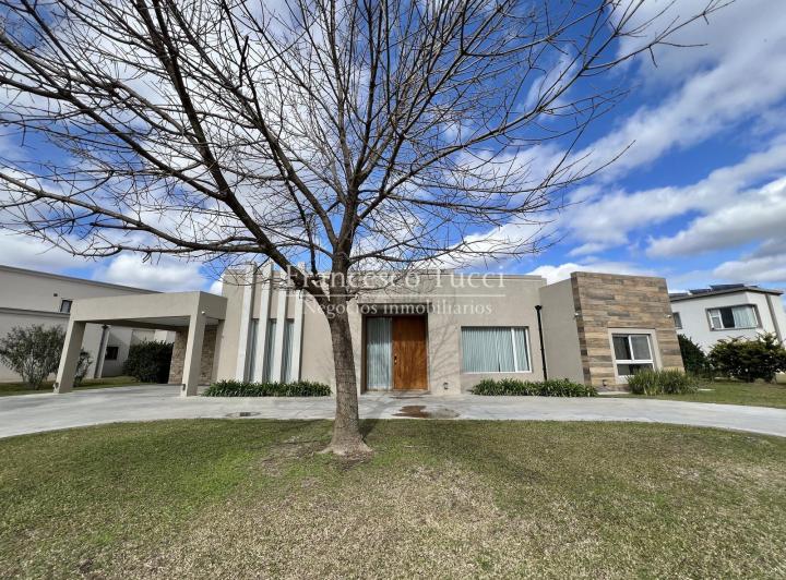 Casa · 350m² · 5 Ambientes · 6 Cocheras