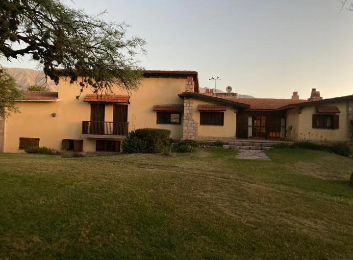 Casa · 300m² · 14 Ambientes · 2 Cocheras