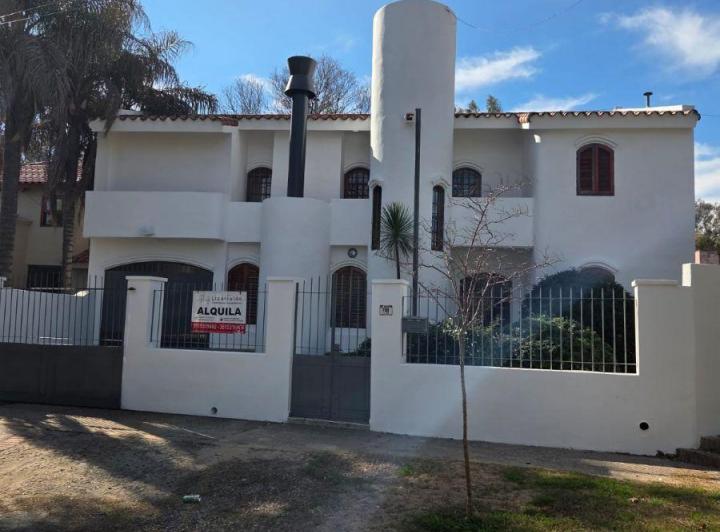 Casa · 300m² · 5 Ambientes · 1 Cochera