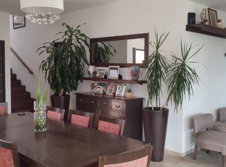 Casa · 250m² · 3 Dormitorios · 2 Cocheras