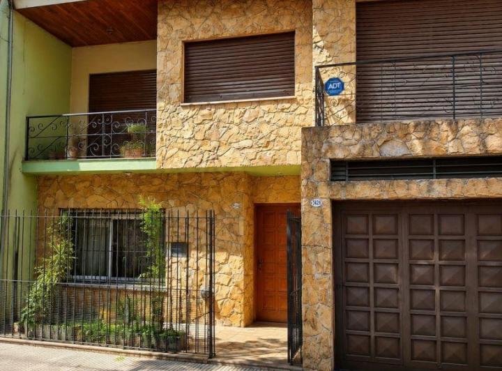 Casa · 180m² · 5 Ambientes · 1 Cochera