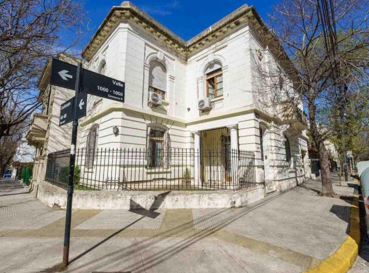 Casa · 264m² · 9 Ambientes · 1 Cochera