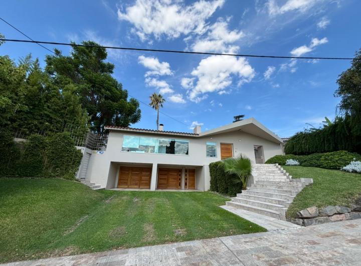 Casa · 395m² · 11 Ambientes · 2 Cocheras