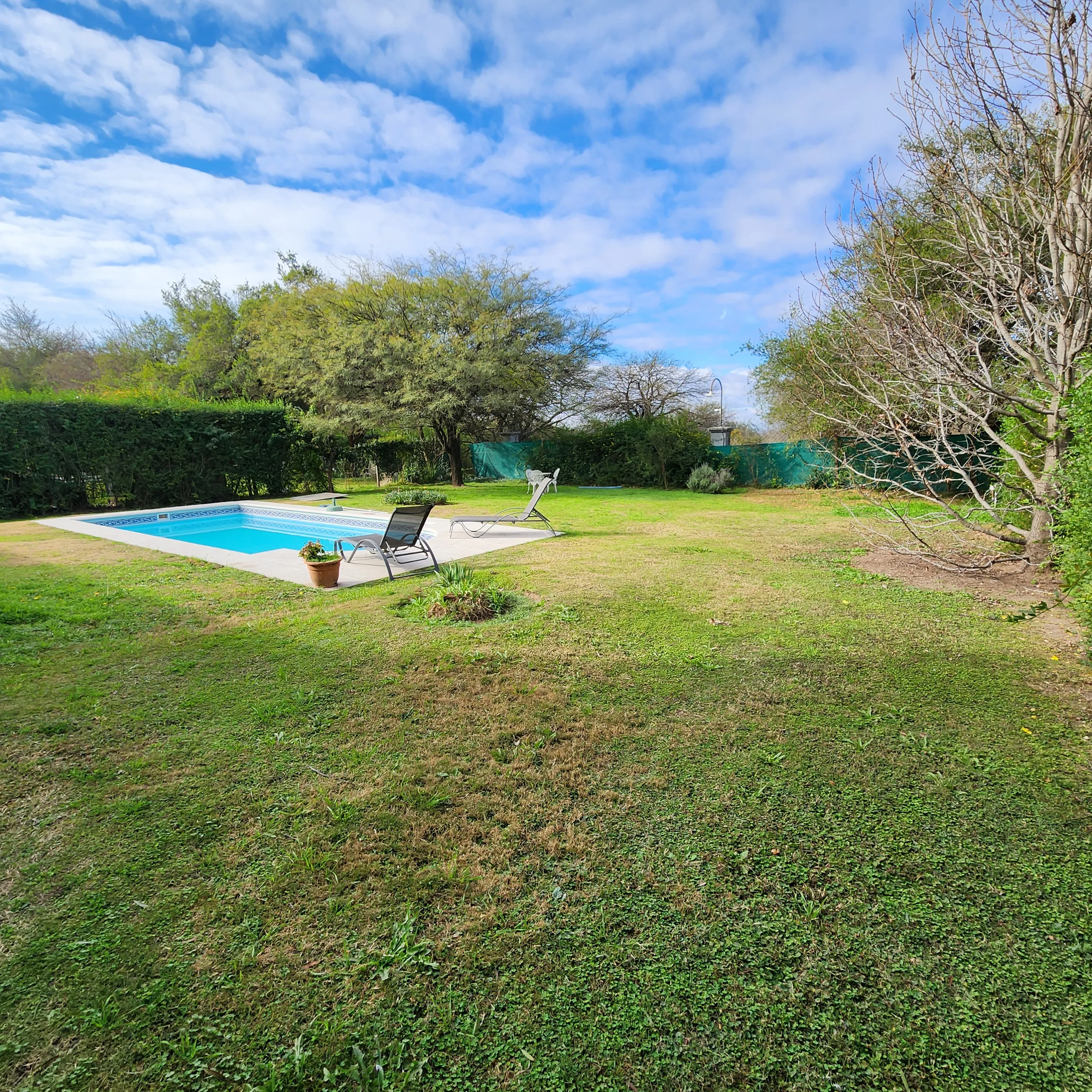 Barrio Cerrado Country LA RESERVA. Hermosa casa en excelente estado de 3 Dormitorios (1 en suite con vestidor) + Escritorio. Living comedor. Cocina comedor. Cochera doble cubierta. Pileta. Apto crédito hipotecario.