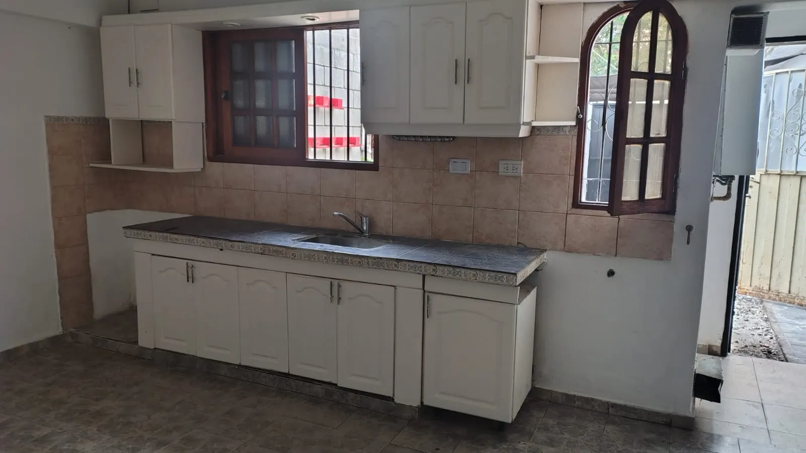 ALQUILO PROPIEDAD DE DOS DORMITORIOS EN BARRIO MARQUEZ SOBRE CALLE TRISTAN DE TEJEDA AL 700