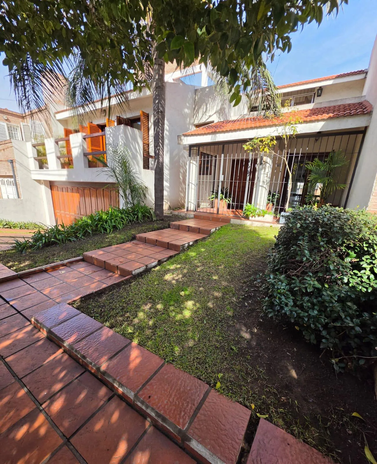 CASA EN URCA DE CUATRO DORMITORIOS CON GARAGE PARA 3 VEHICULOS