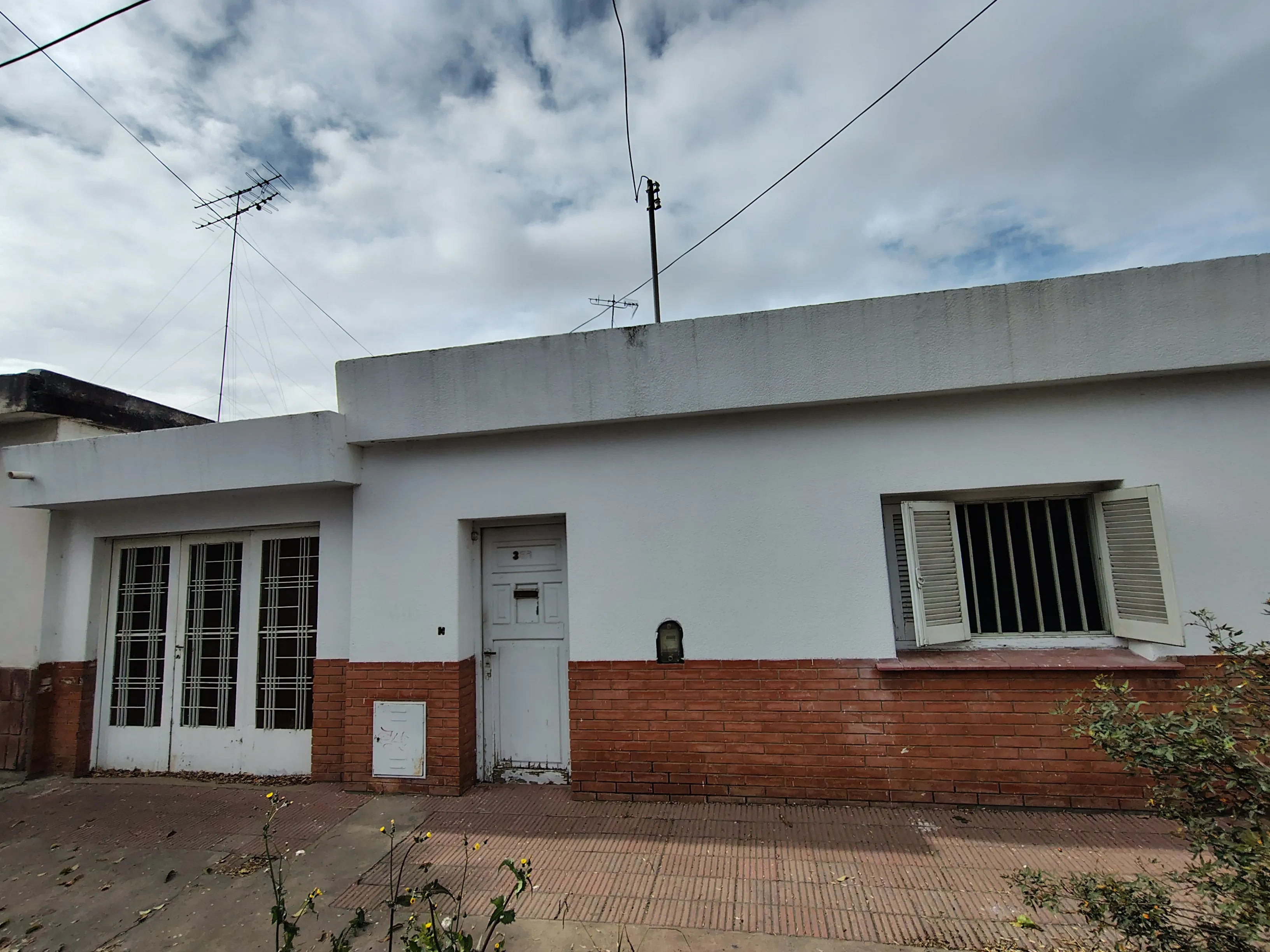 :  🏠CASA A RECICLAR EN ALTA GRACIA – 2 DORMITORIOS – 250 M
