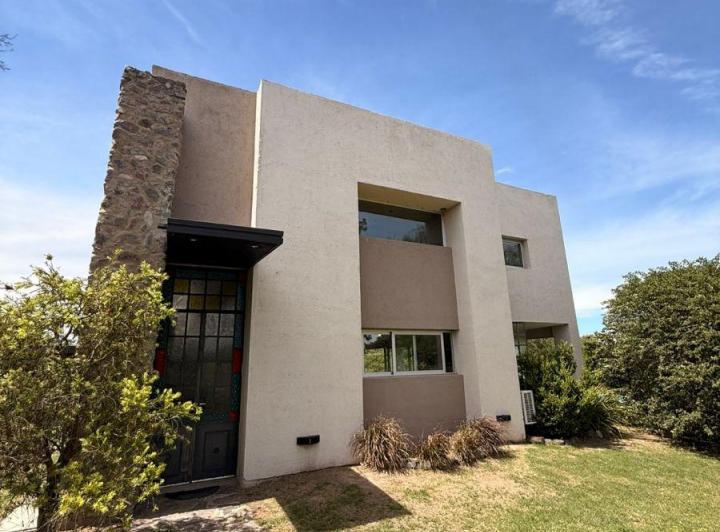 Casa · 330m² · 8 Ambientes · 1 Cochera