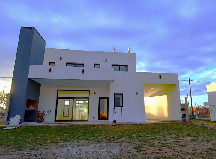 Casa · 192m² · 8 Ambientes · 2 Cocheras