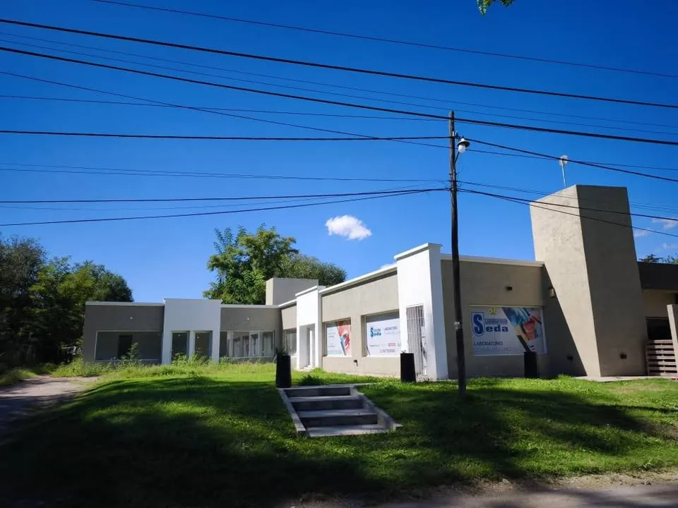 Inmobiliaria GEO. Alquiler de dos locales sobre la ruta 5, camino a Anisacate. Son 5 locales, de los cuales 3 están alquilados por profesionales de la salud.