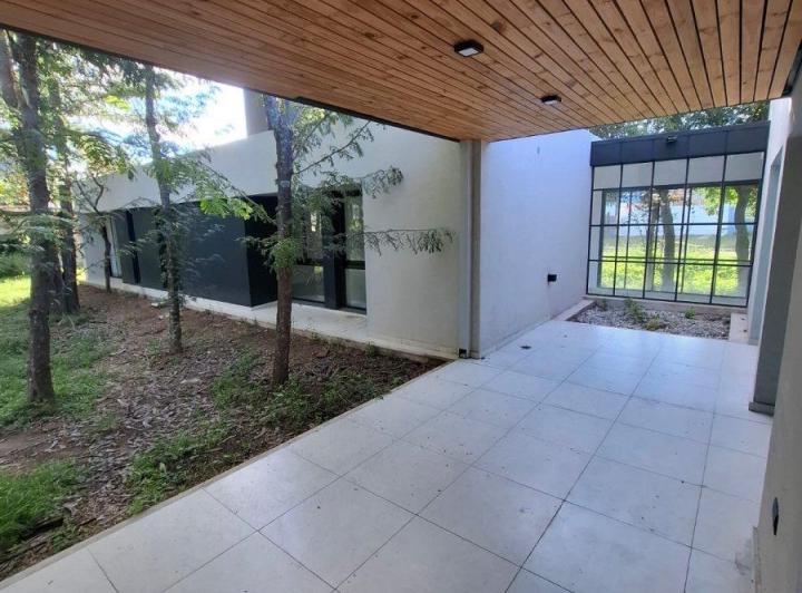 Casa · 200m² · 6 Ambientes · 3 Cocheras