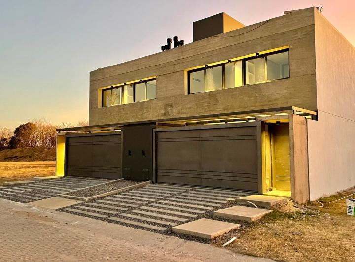 Casa · 146m² · 3 Dormitorios · 2 Cocheras