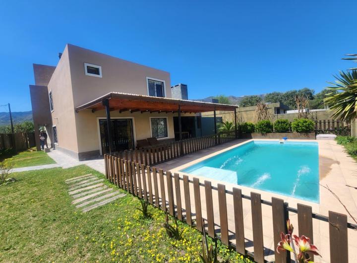 Casa · 360m² · 4 Ambientes · 1 Cochera