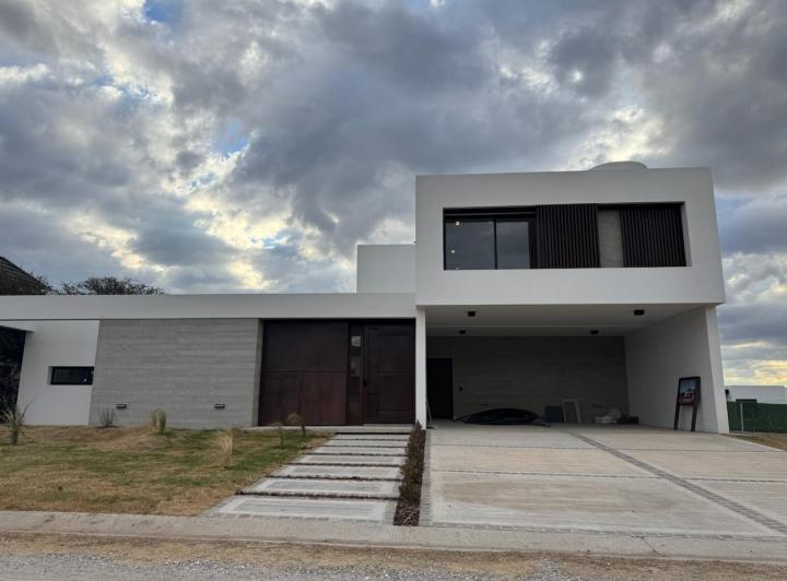 Casa · 295m² · 6 Ambientes · 3 Cocheras