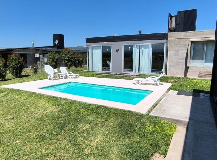 Casa · 192m² · 6 Ambientes · 2 Cocheras