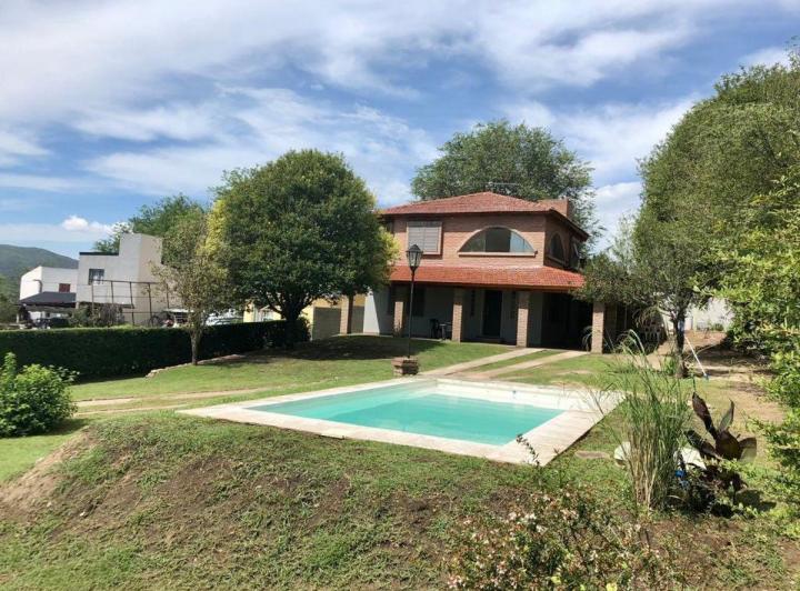 Casa · 180m² · 5 Ambientes · 2 Cocheras