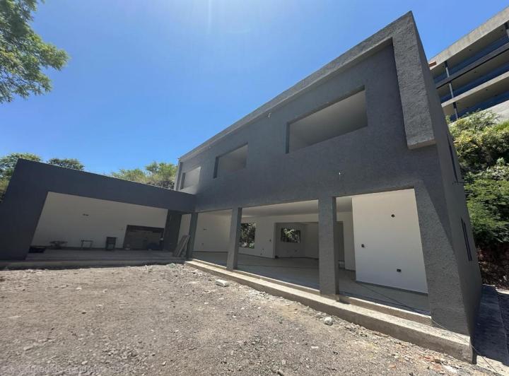 Casa · 304m² · 4 Ambientes · 2 Cocheras