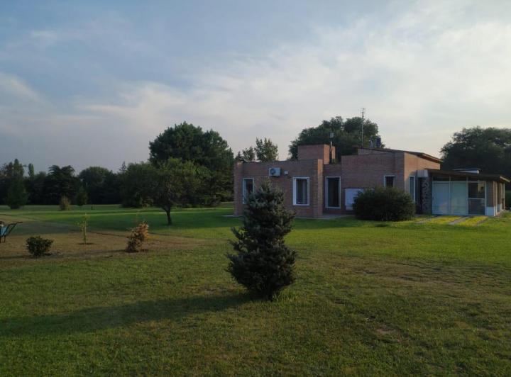 Casa · 860m² · 6 Ambientes · 3 Cocheras