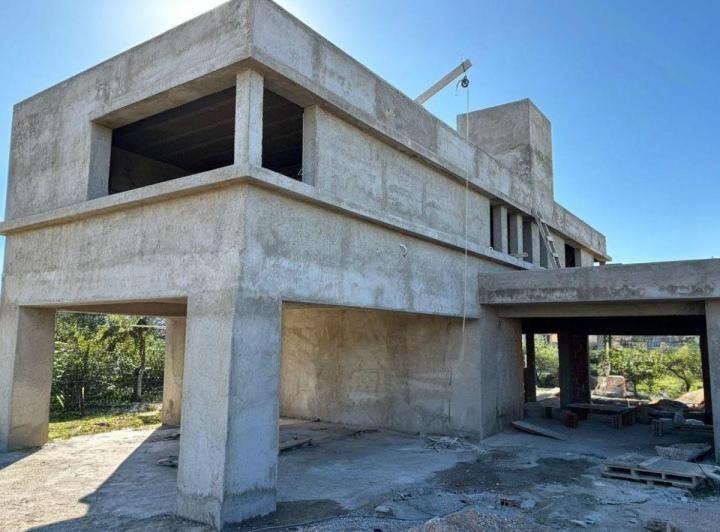 Casa · 310m² · 7 Ambientes · 3 Cocheras