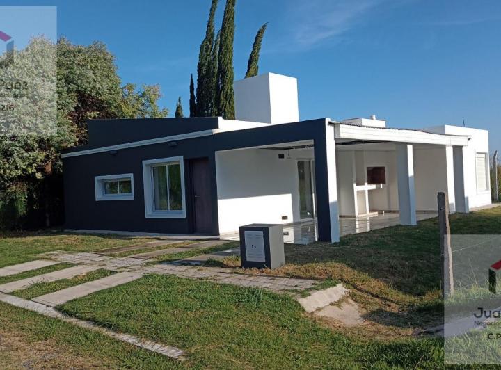 Casa · 102m² · 4 Ambientes · 2 Cocheras