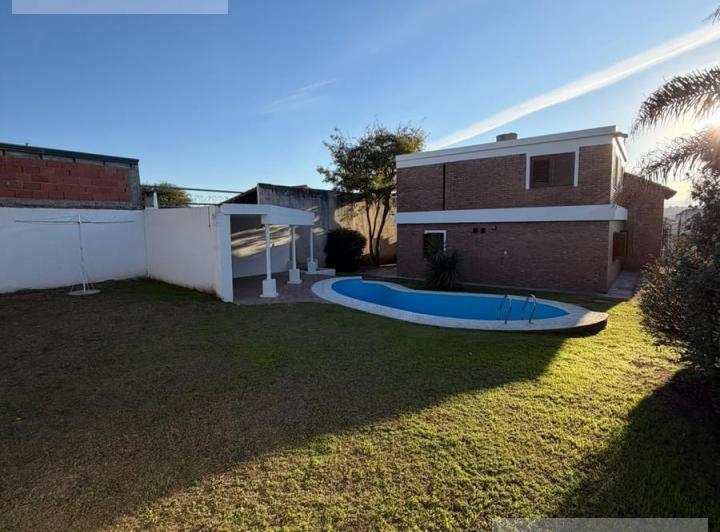 Casa · 324m² · 8 Ambientes · 4 Cocheras